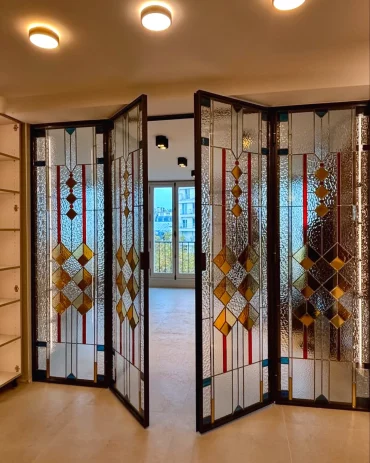 porte d interieur en verre avec des decorations