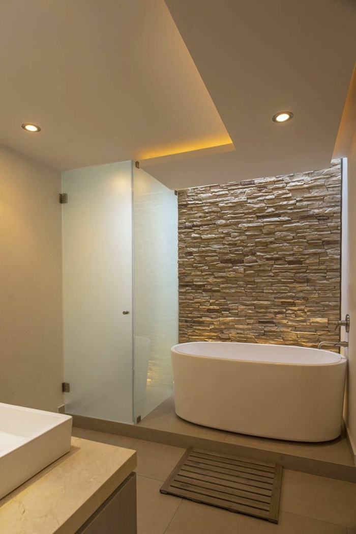 verriere douche, salle de bain avec verrière, plafond et murs beiges, baignoire ovale blanche, douche itralienne avec des portes en verre opaque blanc 