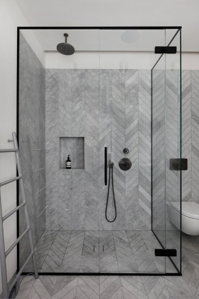 salle de bain avec verrière en métal noir avec verre transparent, porte verriere, verriere douche, carrelage grisâtre en motifs parquet