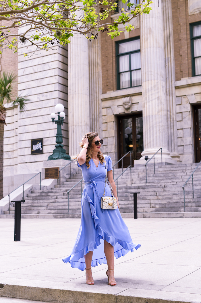Moderne robe invité mariage champetre chic femme bien habillée style 2018 tendance bleu claire robe wrap