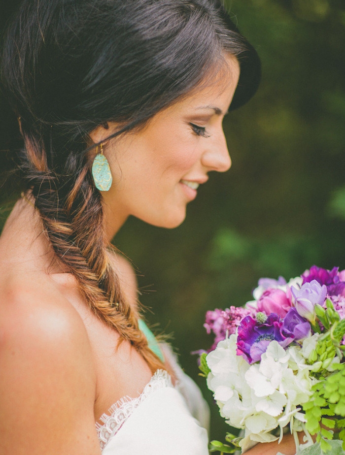 quelle-coiffure-de-mariée-pour-cheveux-dégradé-tresse-en-épi-et-volume-sur-ledessus-style-décoiffé tresse épi de blé sur le coté, idée de coiffure de mariage pour une femme aux cheveux dégradé