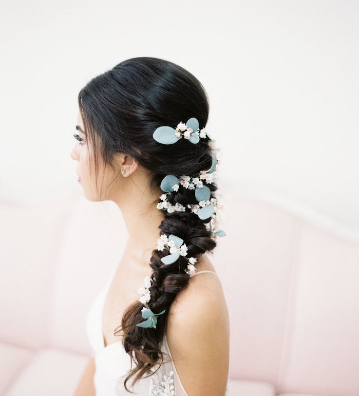 coiffure-tresse-origianle-pour-mariage-sur-le-coté-cheveux-chatain-foncé-accessoire-deco-fleurs-artificielles exemple de coiffure de mariée tresse latérale accessoirisé de petites fleurs artificielles blanches et rose