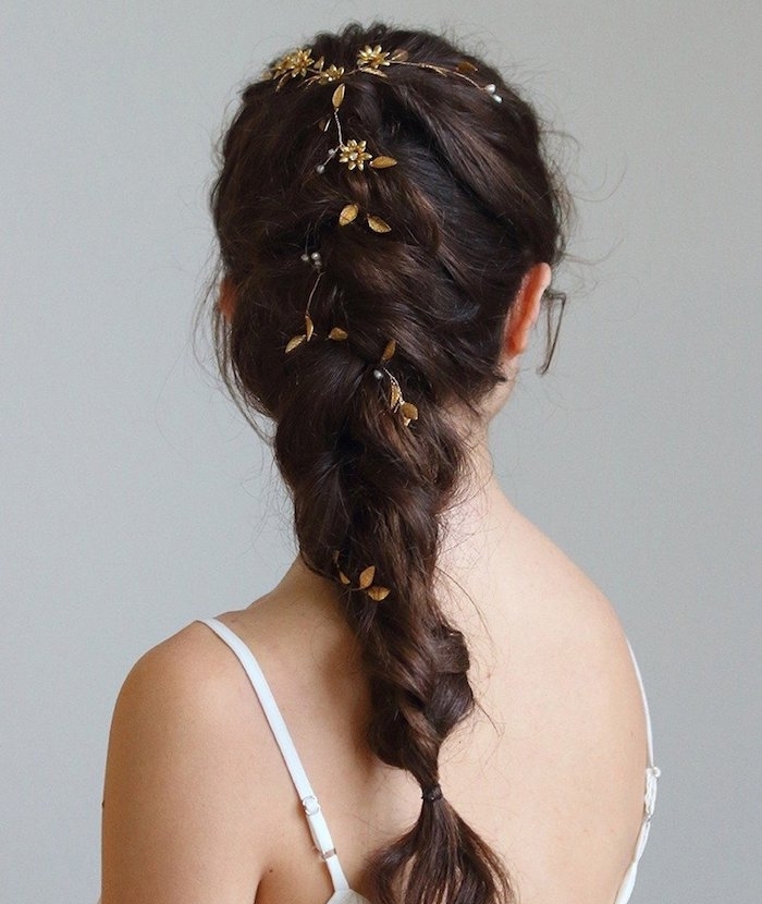 coiffure tresse africaine pour mariée avec accessoire petits bijoux fleurs dorées, cheveux chatain foncé