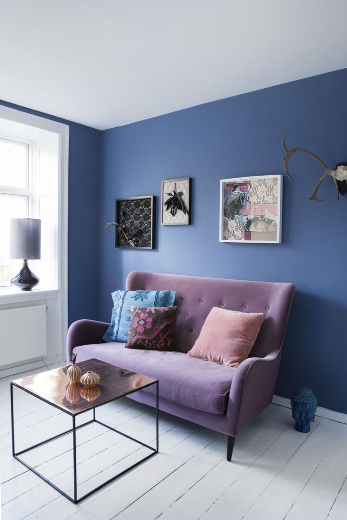 quelle couleur mur salon pour agrandir un espace, petit salon de style bohème scandinave avec un mur d'accent en bleu sublimé par un canapé mauve