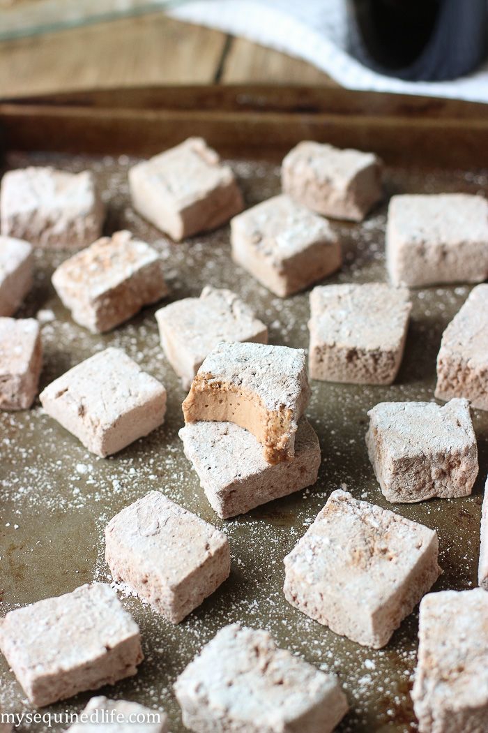 carrés de guimauve fondante et tendre au chocolat et à la crème irlandaise, recette simple et facile pour préparer du marshmallow maison