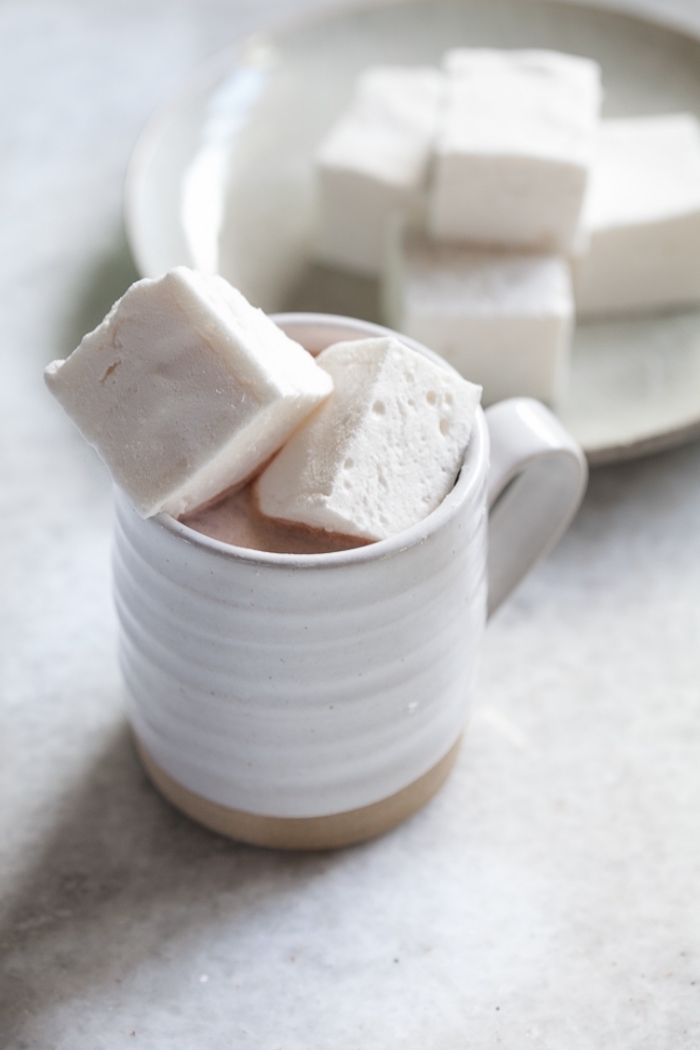 recette guimauve nature délicieuse pour vos boissons chaudes d'hiver, recettes avec marshmallow pour l'hiver