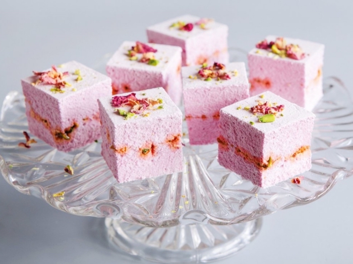 recette avec guimauve originale de petits fours apéritifs parfumés à l'eau de rose, décorés de pétales de rose coméstibles