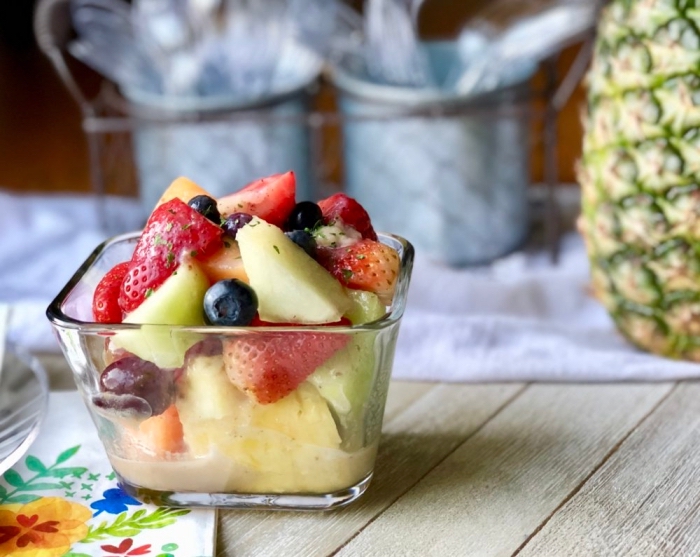 dessert léger et frais idéal pour les canicules d'été, recette de salade de fruits d'été avec du yaourt à la noix de coco