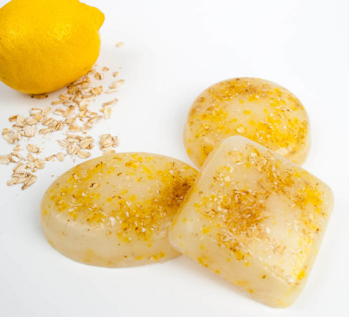 projet diy pour fabriquer du savon semi transparent en zeste de citron et flacons d avoine