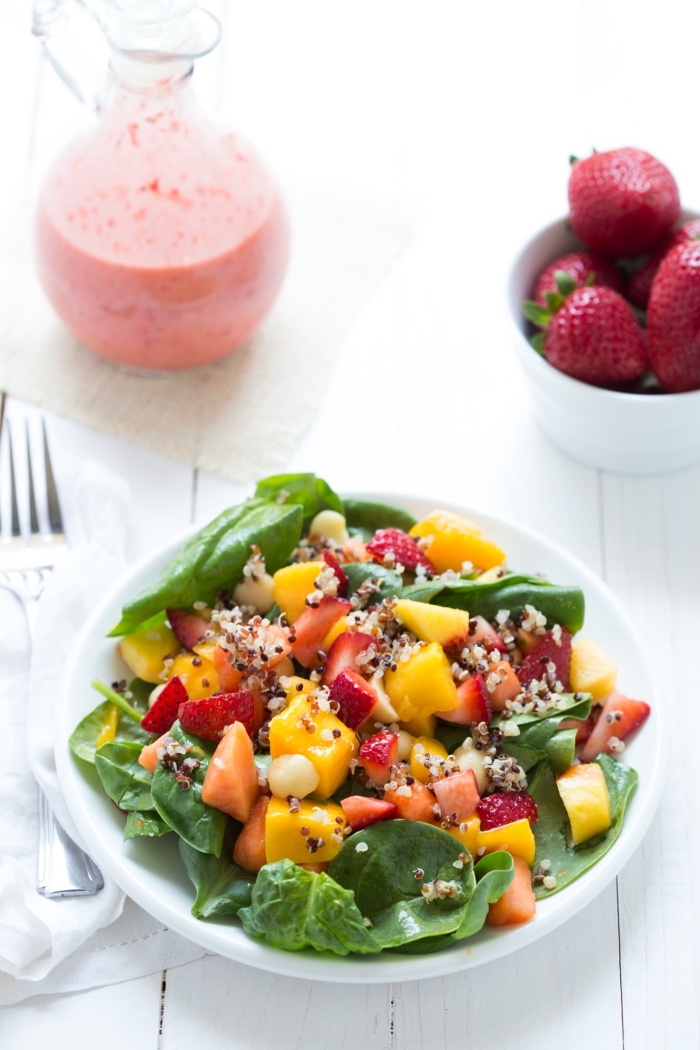 recette de sirop salade de fruits, salade originale d'épinards, fraises, mangue, papaye et nectarine, à la vinaigrette aux fraises et gingembre