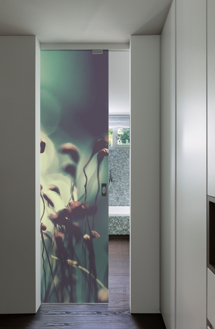un habillage de porte intérieure originale avec du papier peint effet 3d pour une salle de bain nature et zen