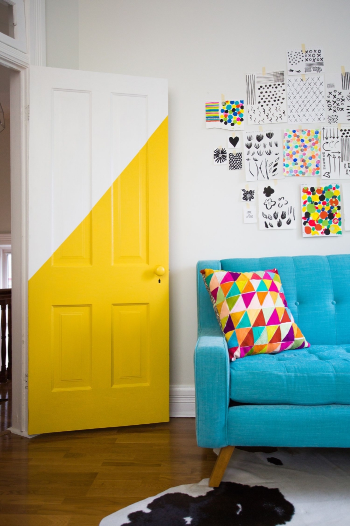 decoration de porte graphique et moderne, une porte bicolore peinte à moitié en couleur jaune fluo en harmonie avec la déco géométrique et les touches de couleurs dans le salon et 