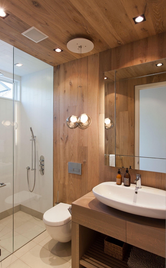idée déco salle de bain 6m2 avec cabine de douche blanche et revêtement partiel plafond et pan de mur en bois