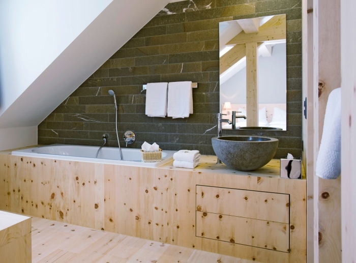 astuce rangement pièce sous plafond avec une salle de bain petit espace équipée de baignoire blanc à tablier avec tiroirs