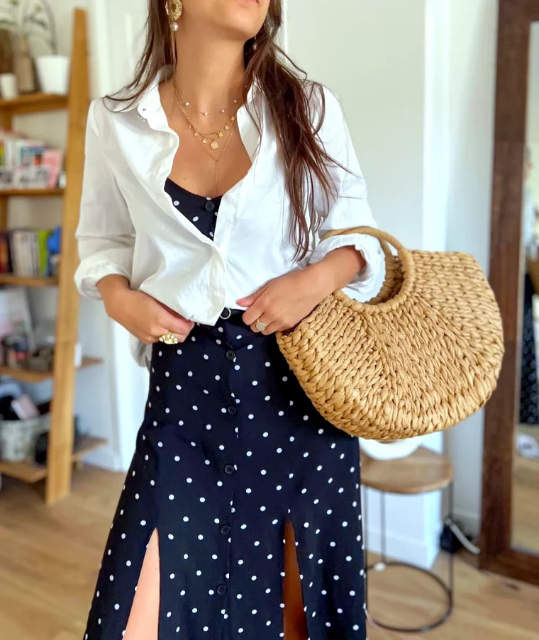 robe a pois avec un chemiser large sac en osier tenue guinguette