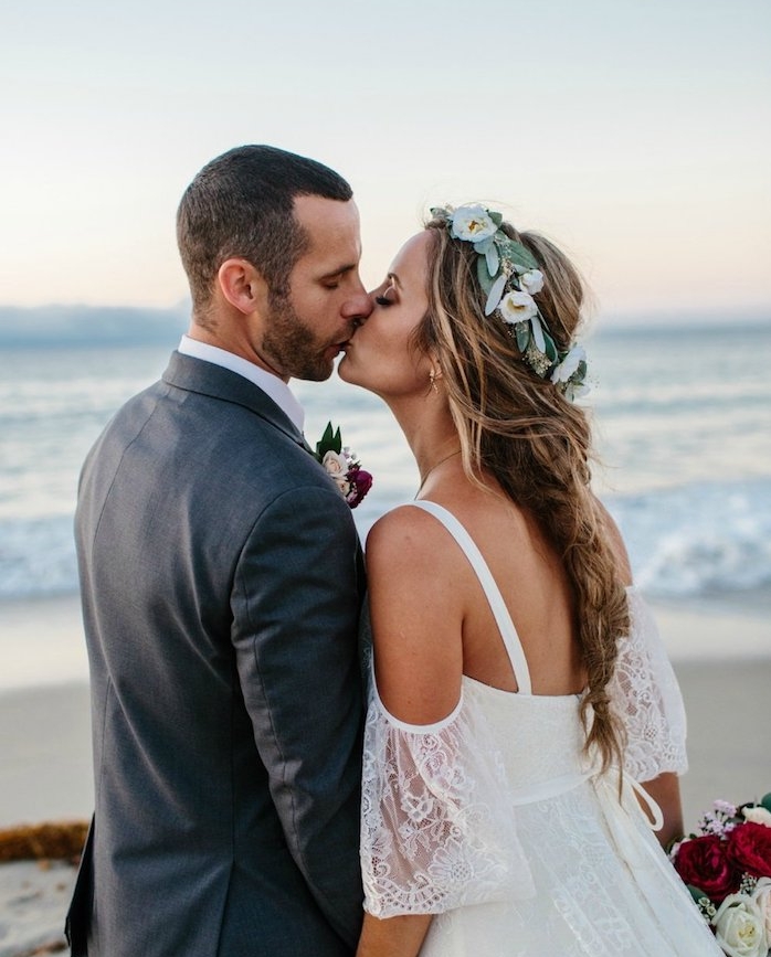 robe-de-mariée-boheme-et-coiffure-mariage-boheme-avec-tresse-volumineuse-princesse-et-couronne-de-fleurs-mèches-libres couronne de fleurs et branches sur cheveux tressés de mariée avec des meches libres, robe de mariée dentelle