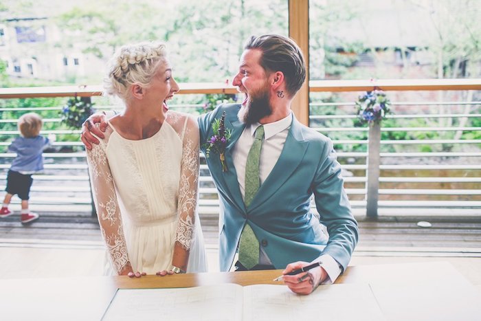 robe-de-mariée-manches-longues-en-dentelle-et-tresse-couronne-sur-cheveux-blond-polaire-longs-mariage-champetre tresse africaine en couronne sur cheveux blond polaire, robe de mariée avec manches dentelle, mariage champetre chic