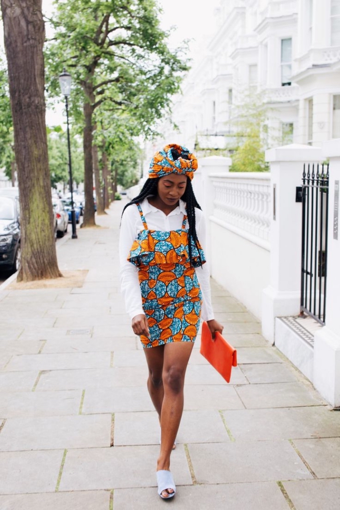 joli robe africaine moderne à bustier volant assortie avec un turban wax de même motif, portée sur une chemise blanche pour une vision urbaine chic en été