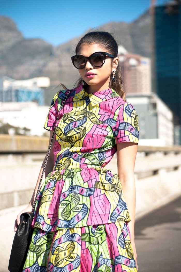 une robe africaine moderne à col chemise à motifs wax en vert, rose et jaune pour un look chic et frais d'été