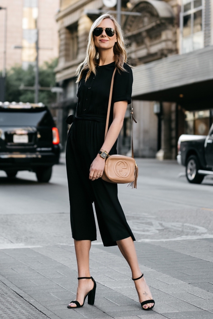 look total noir en combinaison femme aux manches courtes à longueur genoux assortie avec montre et lunettes de soleil