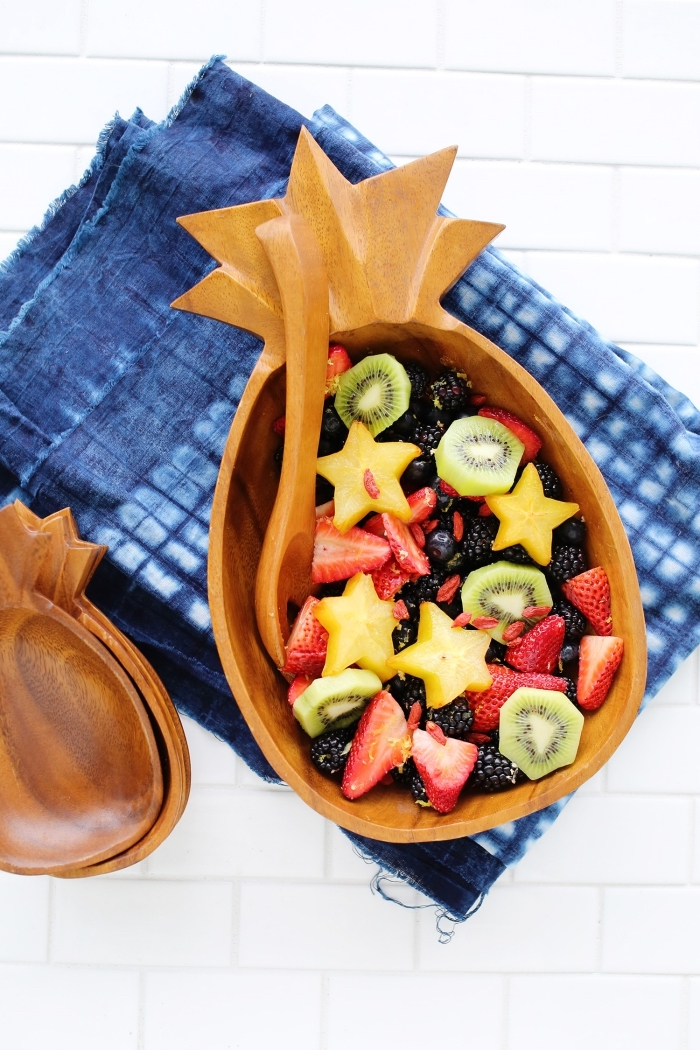 une simple salade de fruits frais à concocter pour les repas d'été, servie dans un joli bol en forme d'ananas