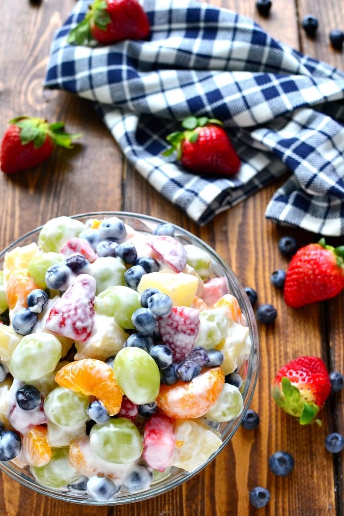recette de salade de fruits crémeuse, de fraises, raisins blancs, mandarines et myrtilles, au yaourt