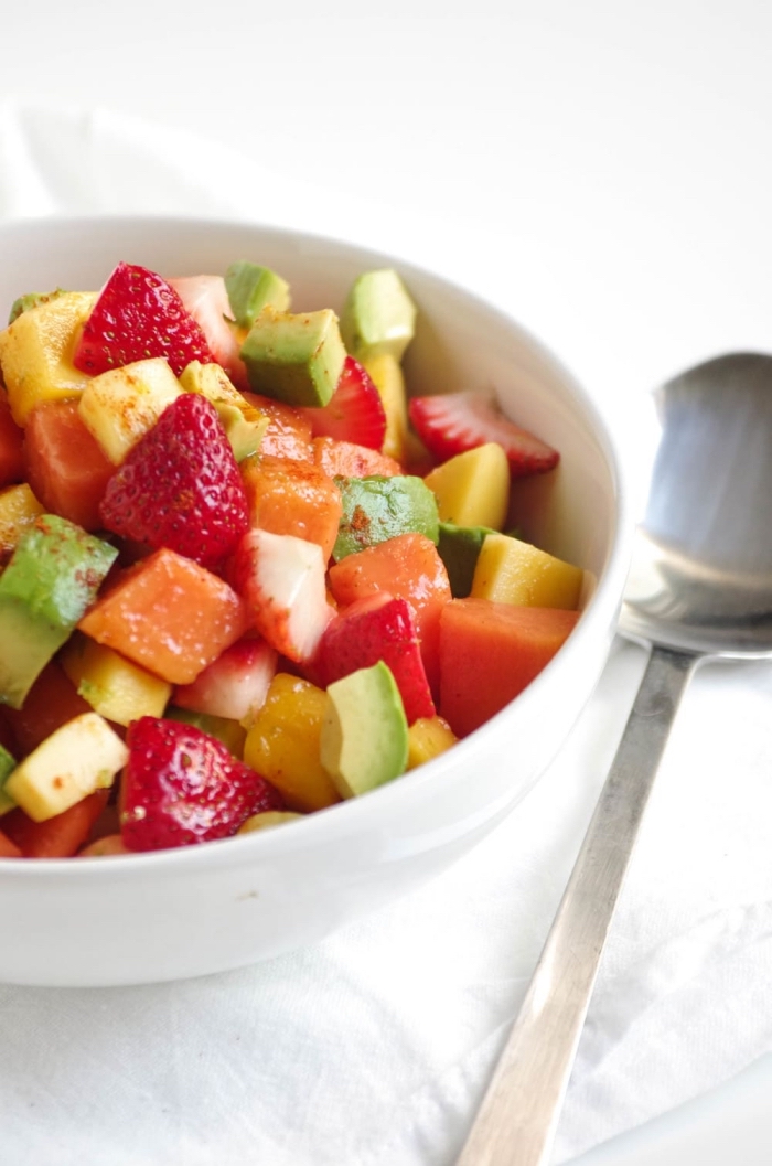 une salade été vitaminée de fraises, avocat, mangue et papaye, facile à concocter