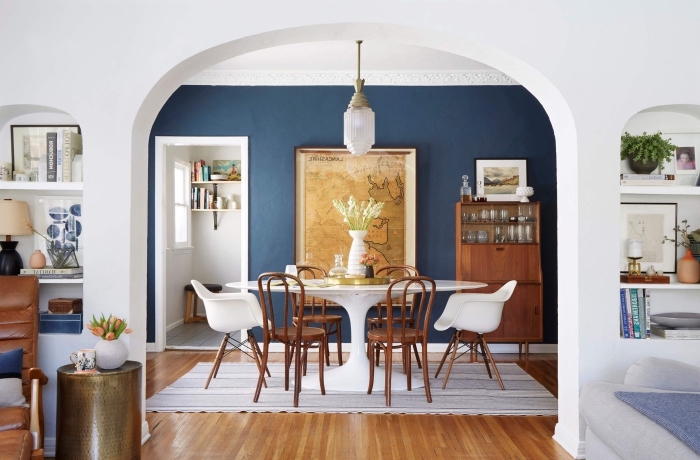 salon avec salle à manger en bleu et blanc pour une ambiance relaxante et équilibrée, fond bleu foncé qui apporte de la profondeur à l'espace