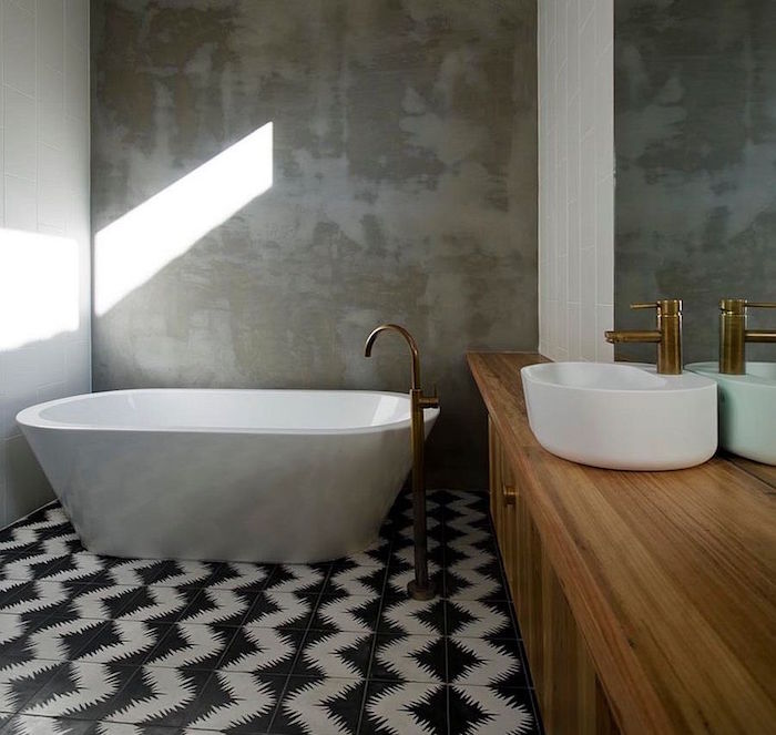 déco beton ciré salle de bain sur carrelage décoratif noir et blanc et baignoire ilot et meuble en bois avec flasque ronde