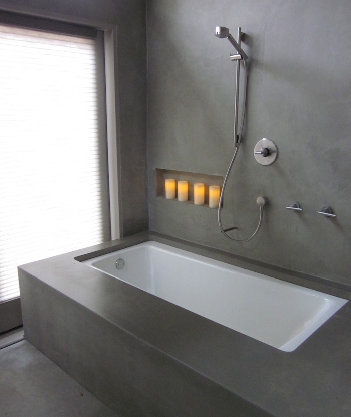 béton ciré mur salle de bain et cadre de baignoire avec douche pour décoration style contemporaine