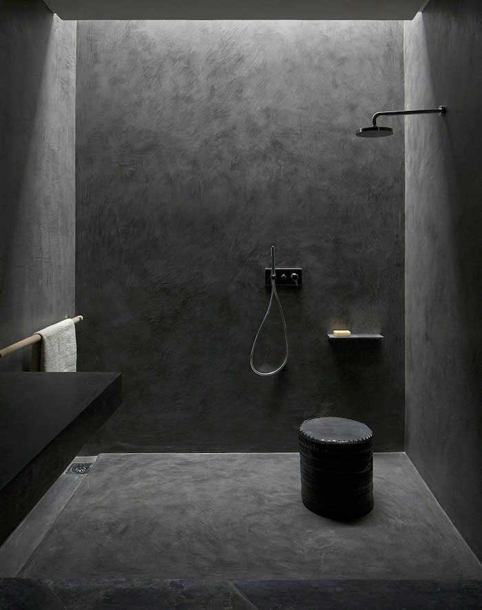 douche à l'italienne en béton ciré mur salle de bain gris anthracite design