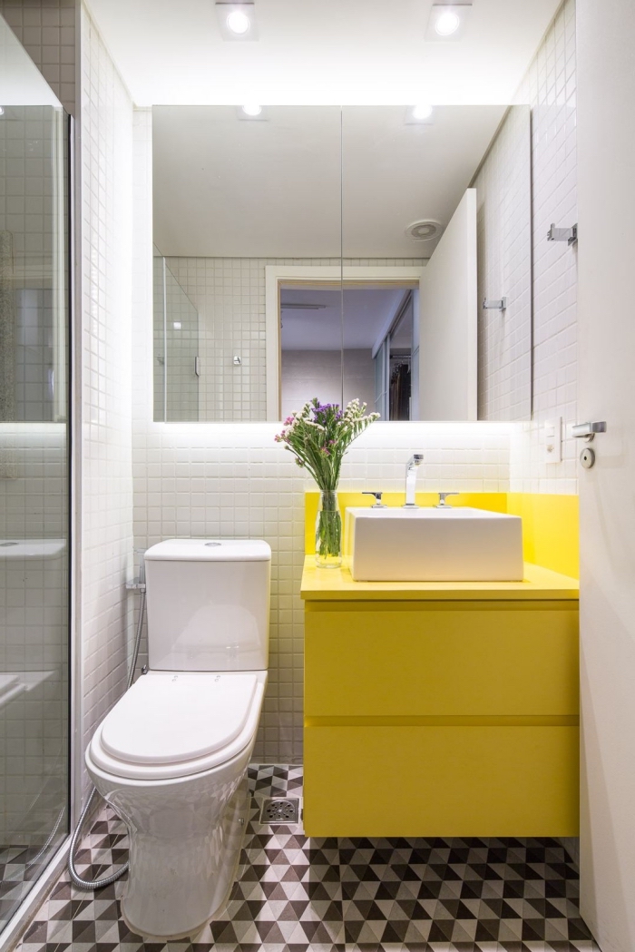 idée amenagement salle de bain petit espace avec cabine de douche blanche et meuble sous vasque à rangement jaune