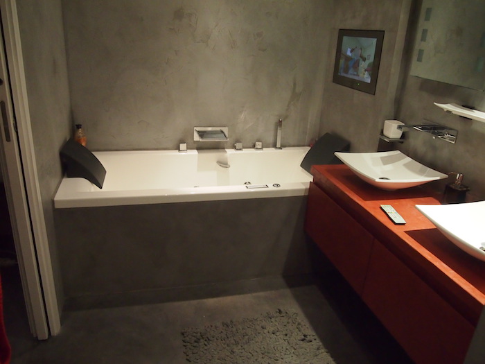 modele béton ciré salle de bain castorama pour mur sol et baignoire, meuble lavabo en bois et vasques design blanches