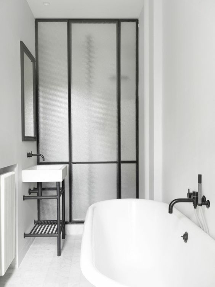 verriere douche, porte verriere, salle de bain avec verrière, métal noir et plexiglas, grande baignoire ovale blanche, carrelage blanc