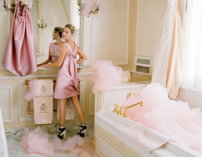 chambre rose et gris, rose poudree, salle de bains aux accents en couleur rose pale, grand miroir classique en style Renaissance