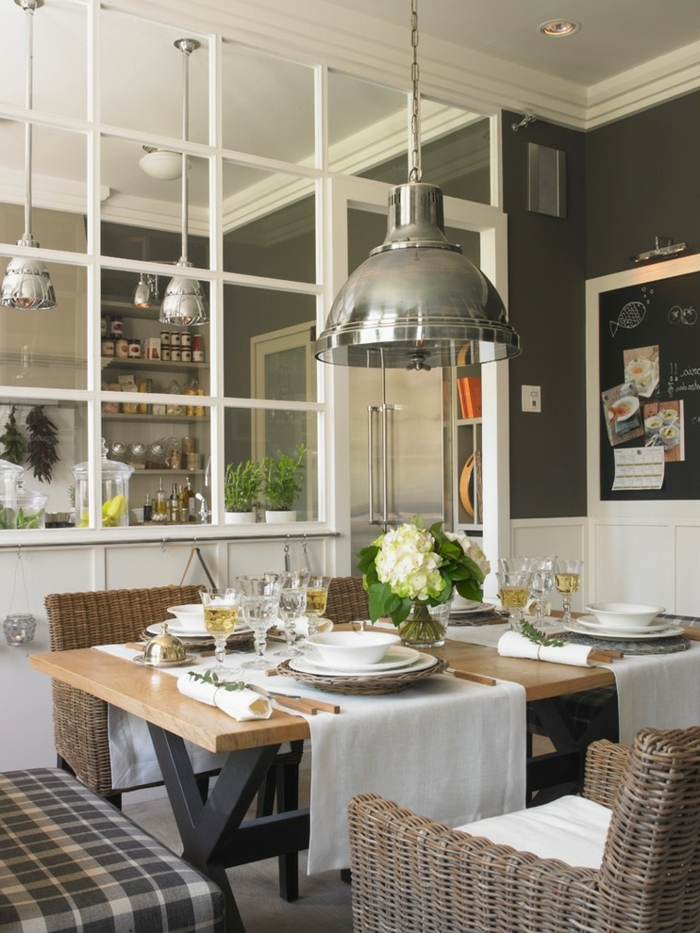 cuisine et salle à manger style country chic, table en bois et chaises rustiques, grandes lampes suspendues