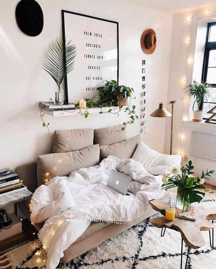 Adorable idée comment transformer la chambre à coucher en salon, décoration bohème chic avec beaucoup de plantes vertes et guirlande lumineuse