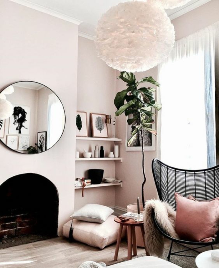 quelle couleur associer au gris, fauteuil en métal noir, luminaire en forme de pompon, grand miroir rond au cadre noir, salon avec cheminée, murs rose pale, un mur avec trois étagères blanches, chambre rose poudré et taupe