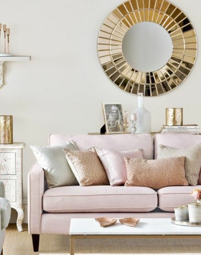 une chambre rose poudré, peinture rose poudré, canapé en vieux rose, miroir rond au cadre doré, reflets dorés sublimes, chambre rose et gris 