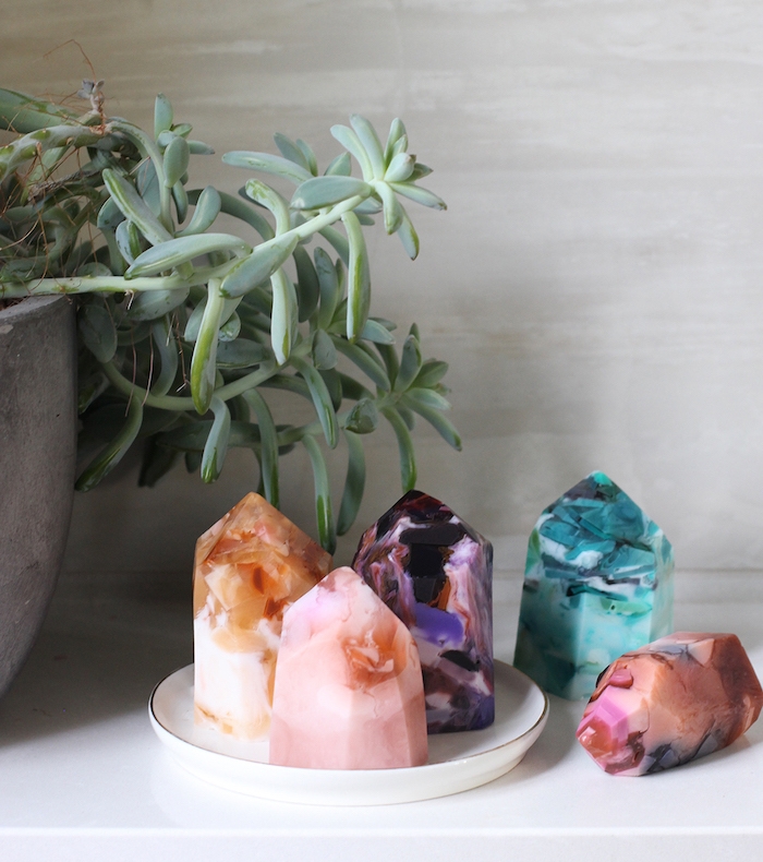 savon diy gemme, pierre précieuse aux figurines de couleurs variées, fabrication de savon idée originale