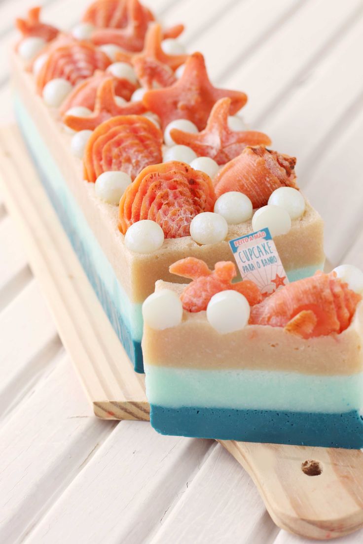 savon naturel a faire soi meme avec des couches de savon colorés et décoration de figurines d animaux marins et perles blanches en plastique