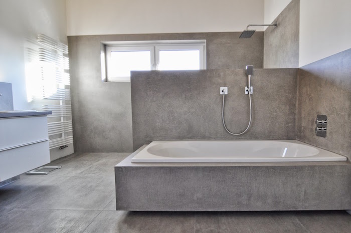 beton ciré gris pour mur douche et cadre baignoire sur sol en carrelage effet ciment