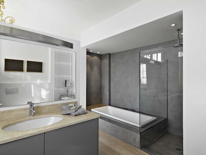photo beton cire deco de salle de bain avec murs douche italienne et cadre de baignoire