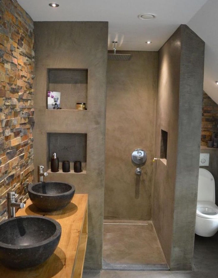modele decoration sdb wc avec murs de douche italienne en béton gris anthracite avec etageres incorporées