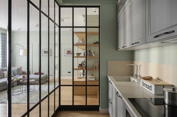 jolie séparation cuisine salon avec verrière d'atelier, salon en gris et bois équipement minimaliste