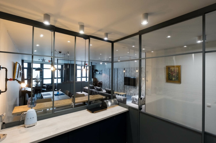 appartement design industriel, grande verrière d'intérieur avec portes coulissantes, cuisine ouverte sur salon