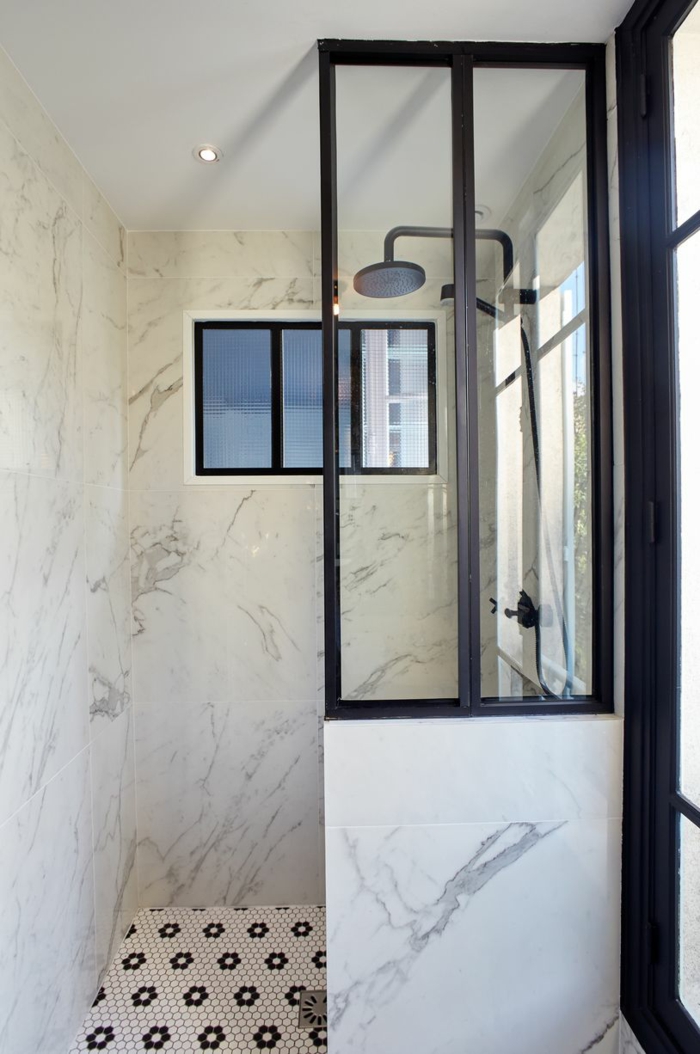 porte verriere, verriere douche, salle de bain avec verrière, carrelage mural en marbre blanc avec des nervures noires, verrière en métal noir finition matte