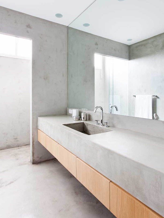 salle de bain en dur avec sol murs et lavabo en enduit béton ciré avec grand miroir