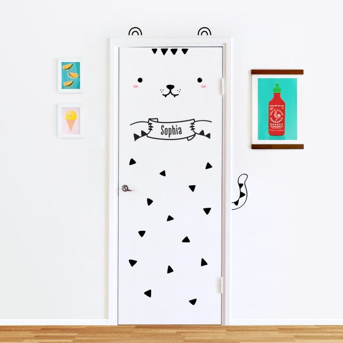 idée déco originale pour la chambre d'enfant, relooker une porte isoplane avec des stickers pour porte autocollants à motifs mignons