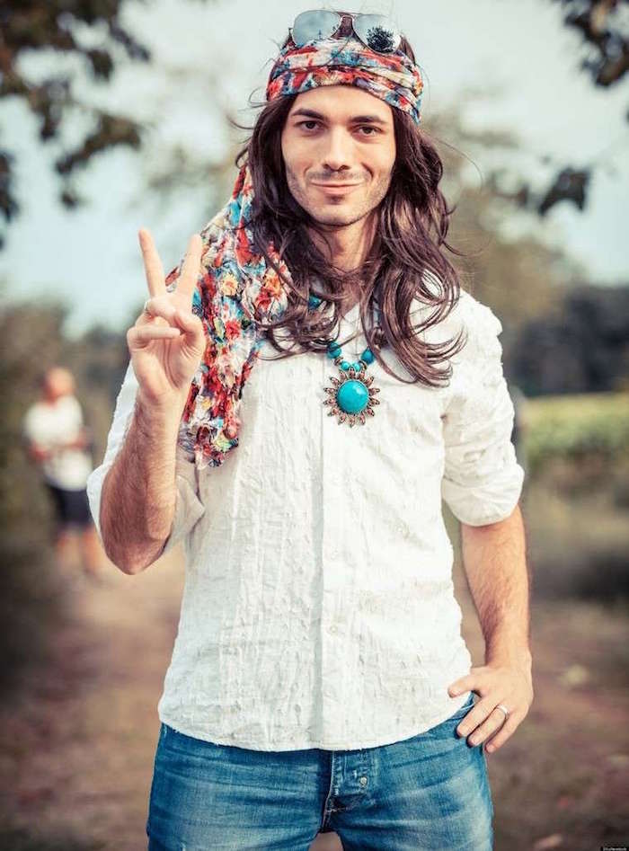 homme au look hippie style wookdstock années 60 70 avec foulard dans les cheveux longs boheme